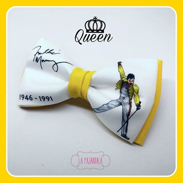 Tal día como hoy, hace 27 años, nos dejó Freddie Mercury, uno de los mejores cantantes de todos los tiempos y una leyenda eterna. - Pajaritas Personalizadas La Pajarraca