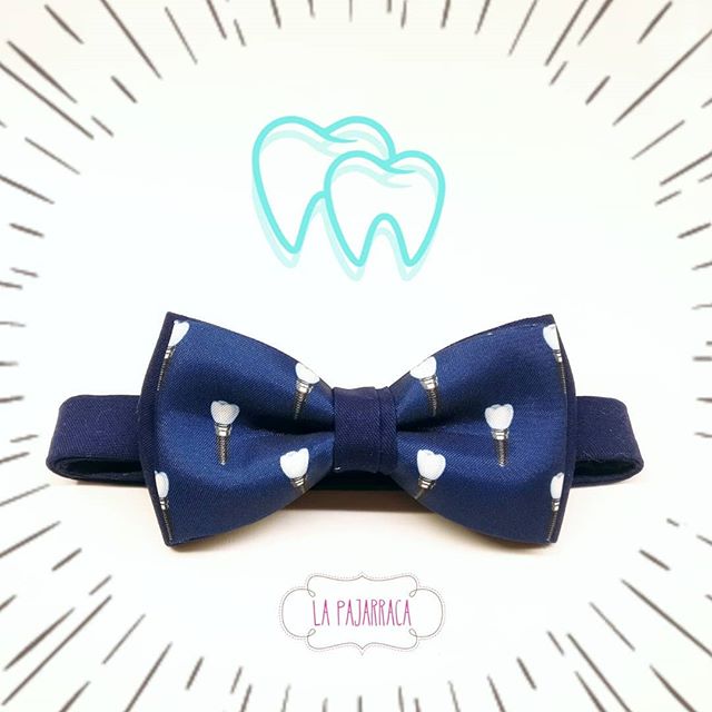 Dentistas que crean tendencia y lucen con elegancia su profesión - Pajaritas Personalizadas La Pajarraca